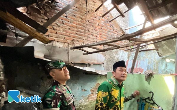 Foto Bupati Sidoarjo Subandi bersama Dandim Sidoarjo Letkol Dedyk Wahyu Widodo mengunjungi rumah lansia di Kelurahan Sidoklumpuk, Kecamatan Sidoarjo, pada Jumat (18 Juli 2025). (Foto: Fathur Roziq/Ketik)