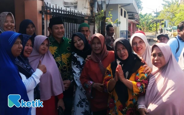 Foto Bupati Sidoarjo Subandi melayani permintaan foto bersama emak-emak warga Kelurahan Porong, Kecamata Porong. (Foto: Fathur Roziq/Ketik)