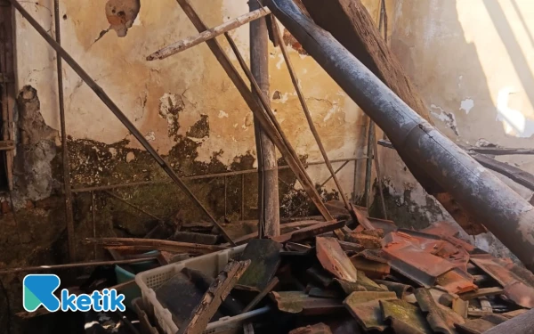Foto Puing-puing kamar rumah Enny Marzuqo yang sudah ambruk masih berserakan. (Foto: Fathur Roziq/Ketik)