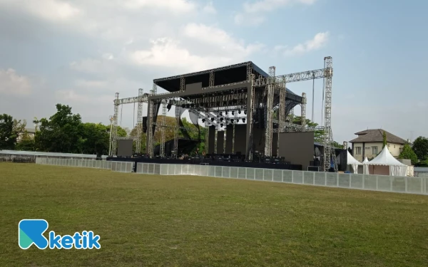 Foto Persiapan konser musik Dialog Cinta di Stadion Merdeka Jombang, 19 Juli 2025. (Foto: Rifat/Ketik)