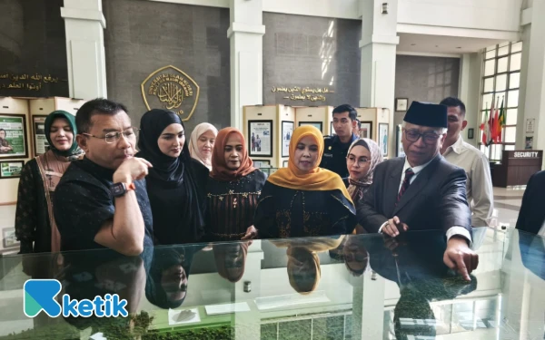 Foto ‎Anang dan Ashanty melihat miniatur pembagunan Kampus 3 UIN Malang sebelum menghadiri Wisuda Program Sarjana dan Pasca Sarjana ke-87 Periode III UIN , Sabtu 19 Juli 2025. (Foto: Sholeh/Ketik)