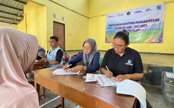Foto Proses administrasi penyaluran bantuan pangan beras dari BULOG Kanwil DIY. (Foto: BULOG Yogyakarta for Ketik)