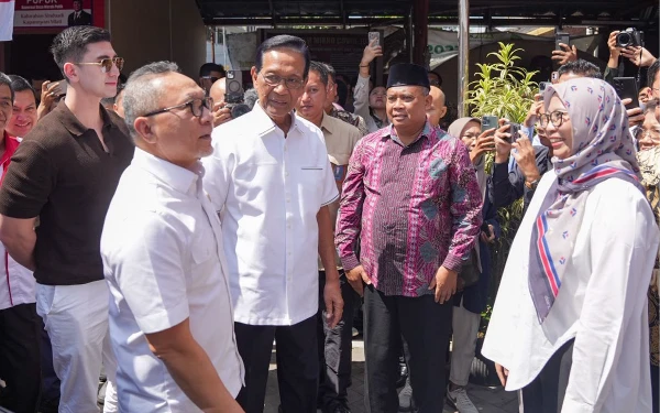 Foto Menko Zulkifli Hasan didampingi  Gubernur DIY Sri Sultan Hamengku Buwono X dan Bupati Sleman Harda Kiswaya, memulai kunjungan dengan meninjau berbagai gerai yang beroperasi di KDMP Sinduadi, yang terletak di halaman Kantor Kalurahan Sinduadi Mlati. (Foto: Prokopim Sleman/Ketik)