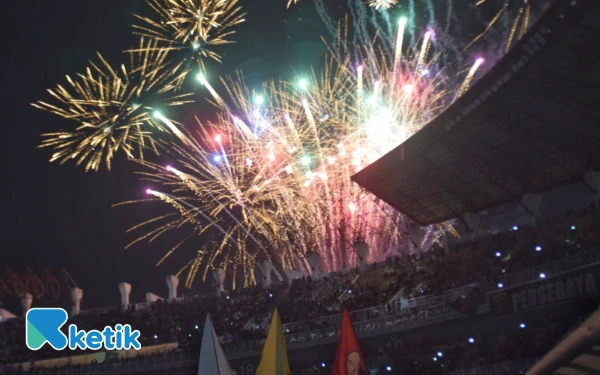 Foto Gemerlap kembang api ditampilkan pada acara launching Persebaya di Stadion GBT, Sabtu, 19 Juli 2025. (Foto: Khaesar/Ketik)