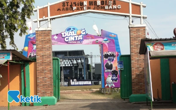 Foto Suasana depan Stadion Merdeka Jombang jelang konser musik Dialog Cinta Vol 3, Minggu 20 Juli 2025. (Foto: Rifat/Ketik)