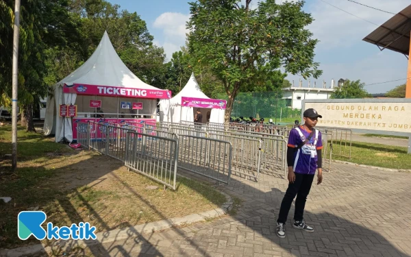 Foto Suasana GOR Merdeka Jombang jelang konser musik Dialog Cinta Vol 3, Minggu 20 Juli 2025. (Foto: Rifat/Ketik)