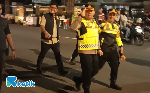 Foto Kapolres Jombang AKBP Ardi Kurniawan memantau keamanan area GOR dan Stadion Merdeka Jombang jelang konser musik Dialog Cinta Vol 3, Minggu 20 Juli 2025. (Foto: Rifat/Ketik)