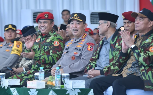 Foto Mendampingi Kapolri sejumlah tokoh penting Muhammadiyah, seperti Ketua Umum PP Muhammadiyah Haedar Nashir, Penasihat Khusus Presiden Bidang Haji Muhadjir Effendy, Wakil Kepala Badan Penyelenggara Haji Dahnil Anzar Simanjuntak. Serta Ketua PP Pemuda Muhammadiyah Dzulfikar Ahmad Tawalla. 
(Foto: Prokopim Sleman/Ketik)