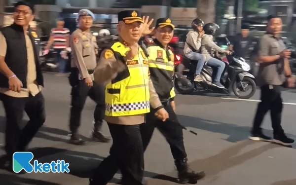 Foto Kapolres Jombang AKBP Ardi Kurniawan meninjau pengamanan Konser Dialog Cinta Vol 3 di Stadion Merdeka Jombang, Minggu, 20 Juli 2025. (Foto: Rifat/Ketik)