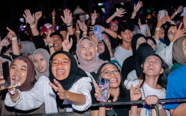 Foto Suasana penonton konser Dialog Cinta Vol 3 di Stadion Merdeka Jombang, Minggu 20 Juli 2025. (Foto: IG @dialog.cinta)