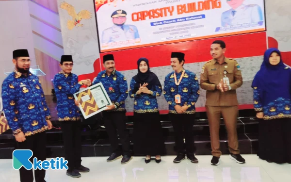 Foto Penyerahan penghargaan oleh Bupati dan Wakil Bupati Hasan Ali Bassam Kasuba dan Helmi Umar Muchsin (Foto: Mursal/Ketik.com)
