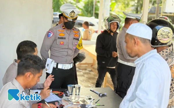Foto Personel Satlantas Polres Abdya memeriksa dokumen kelengkapan kendaraan pelanggar di Pos Lantas Polres Abdya, Blangpidie, Senin, 21 Juli 2025. (Foto: T. Rahmat/Ketik)