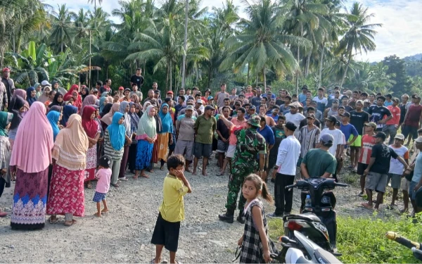 Foto Antusias warga desa saat gotong royong (Foto: Pemdes Kubung For Ketik.com)