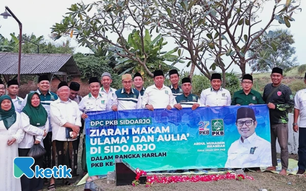 Foto Safari ziarah pengurus DPC PKB Sidoarjo ke makam kiai di Kecamatan Porong. (Foto: PKB Sidoarjo)