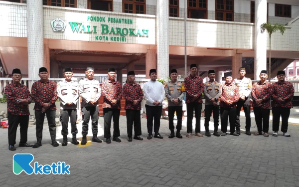 Foto Kapolres Kediri Kota foto bareng dengan pengasuh Ponpes Wali Barokah saat silaturahmi, Selasa 22 Juli 2025. (foto : Isa/ketik).