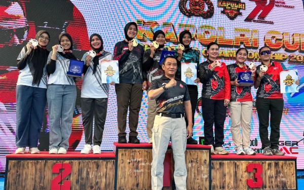 Foto Prestasi membanggakan kembali ditorehkan oleh personel Polisi Wanita (Polwan) Polda Aceh. Tiga Polwan terbaik dari Tanah Rencong berhasil meraih Juara II dalam kategori Presisi Beregu Polwan pada ajang Kapolri Cup 2025 Shooting Championship (Foto/Humas Polda Aceh/For Ketik)