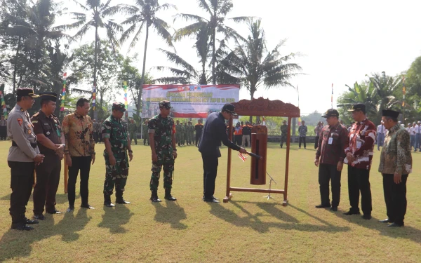 Foto Pemukulan gong oleh Wabup Sleman di Lapangan Sindu Sport Center, Kentingan, Sindumartani, Ngemplak, Sleman
Rabu 23 Juli 2025, menandai pembukaan TNI Manunggal Membangun Desa (TMMD) Sengkuyung Tahap III Tahun 2025 di Kabupaten Sleman. (Foto: Pendim 0732/Sleman for Ketik)