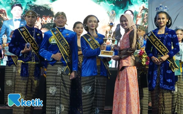 Foto Ira Syamsul Aulia Rachman sebagai Juri Utama memberikan Hadiah untuk Juara I Mas dan Mbak Cilacap 2025. (Foto: Nani Eko/Ketik)