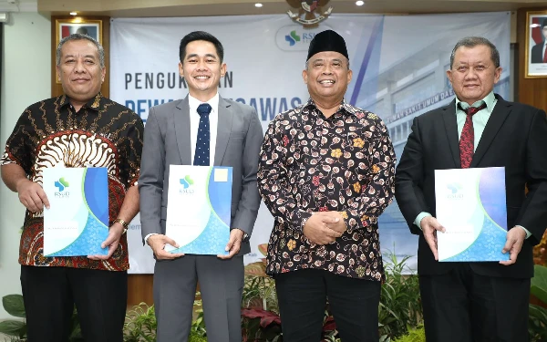 Foto Adapun Dewan Pengawas RSUD Sleman yang dikukuhkan adalah Mahendro Prasetya Kusuma (nomer 2 dari kiri) sebagai ketua, serta Cahya Purnama (paling kanan) dan Dwi Anta Sudibya (paling kiri) sebagai anggota. (Foto: Prokopim Sleman/Ketik)