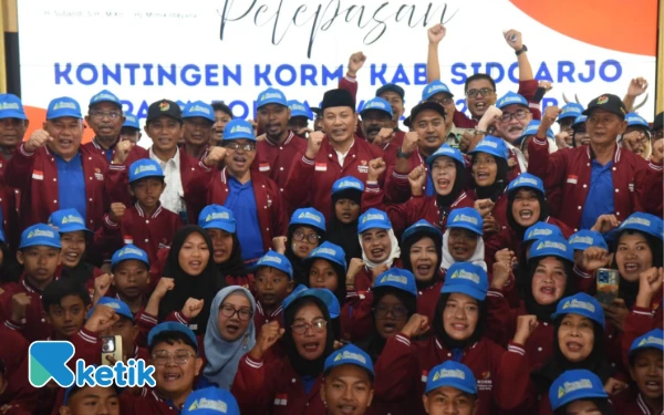 Foto Bupati Sidoarjo Subandi berfoto bersama kontingen FORMI Sidoarjo sebelum berangkat ke Fornas VIII pada Rabu (23 Juli 2025).