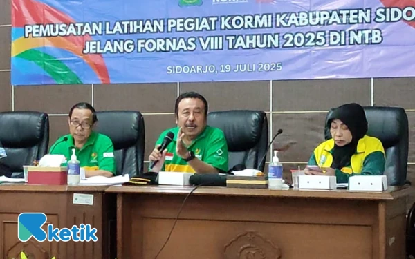 Foto Ketua Umum KORMI Sidoarjo M.G. Hadi Sujtipto (kiri) dan Ketua Kontingen Fornas VIII Untung Suhardjo memberikan arahan saat pemusatan latihan pegiat KORMI Sidoarjo pada Sabtu (19 Juli 2025) lalu. (Foto: Ketik)