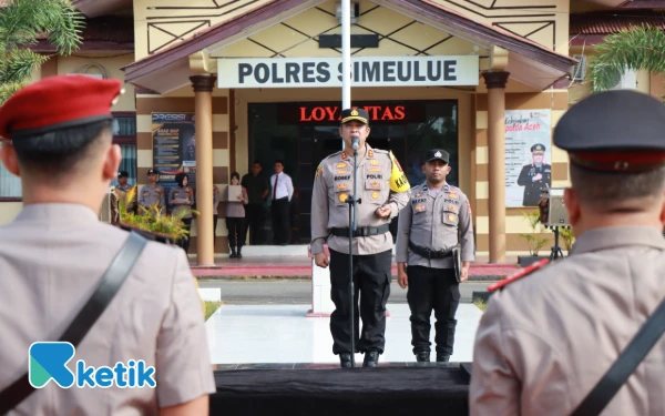 Foto Kapolres Simeulue, AKBP Rosef Efendi, S.I.K., M.H Memimpin Upacara Serah Terima Jabatan (Sertijab) Kasat Reskrim dan Penyerahan Jabatan Kasipropam Polres Simeulue di halaman Mapolres Simeulue, Kamis 24 Juli 2025. (Foto/Helman/Ketik)