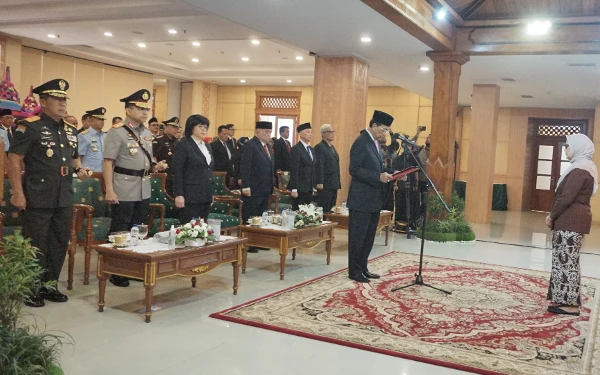 Foto Pengukuhan Kepala Perwakilan BPKP DIY dilakukan secara langsung oleh Gubernur DIY, Sri Sultan Hamengku Buwono X. (Foto: Penrem Pmk for Ketik)
