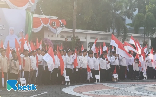 Foto Ratusan pengurus HKTI Jatim khitmat mengikuti pelantikan di Kantor Gubernur Jatim di Jalan Pahlawan, Kamis, 24 Juli 2025. (Foto: Khaesar/Ketik)