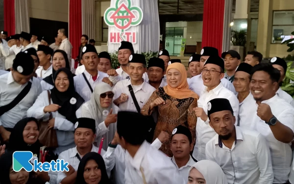 Foto DPC HKTI Kabupaten Malang ketika berfoto dengan Gubernur Jatim Hj Khofifah Indar Parawansa.  (Foto: Binar Gumilang/Ketik)