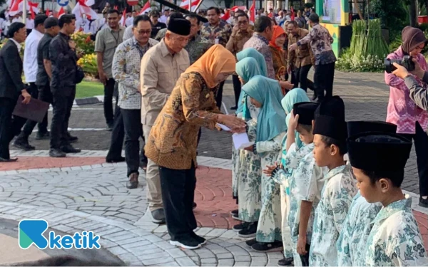 Foto Penyaluran santunan anak yatim oleh Ibu Khofifah (baju orange) dan jajaran pejabat (Foto : Rina/Ketik)