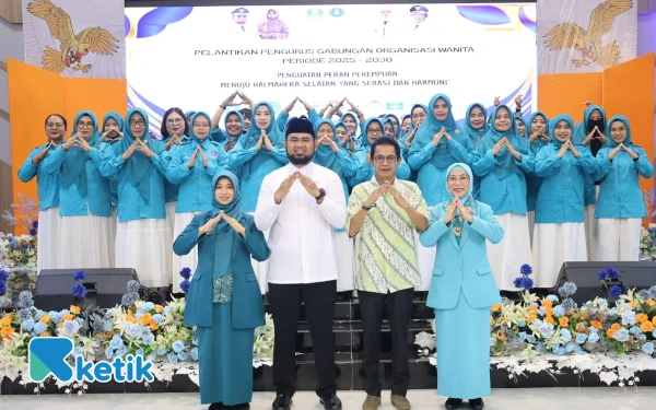 Foto Bupati dan Wabup Bassam Kasuba Helmi Umar Muchsin Berpose salam Saruma bersama Ketua PKK dan Ketua GOW (Foto: Mursal/Ketik )