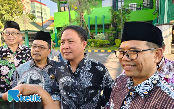 Foto Dirjen PHU Prof. H. Hilman Latif, PhD ketika mengunjungi Asrama Haji Surabaya, Jumat, 25 Juli 2025. (Foto: Fitra/Ketik)