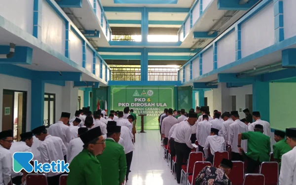 Foto Para peserta PKD & PKD Dirosah Ula GP Ansor Pacitan mengikuti rangkaian acara pembukaan dengan penuh semangat.