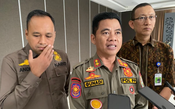 Foto Kasatpol PP dan Damkar Tuban, Gunadi didampingi Kabid Penegakan Perda pada Satpol PP Jatim, Andyka Merry Rustiyanto dan Kepala Bidang Fasilitas Kepabeanan dan Cukai Kanwil Bea Cukai Jatim I, Bagus Sulistijono selesai sosialisasi rokok Ilegal di Kabupaten Tuban (26 Juli 2025)(Foto Ahmad Istihar/Ketik)