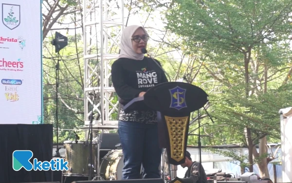 Foto Pemberian motivasi untuk mendorong anak - anak untuk memakan ikan bersama Ibu Rini Indriyani (Foto: Billy Reksodikromo/Ketik)