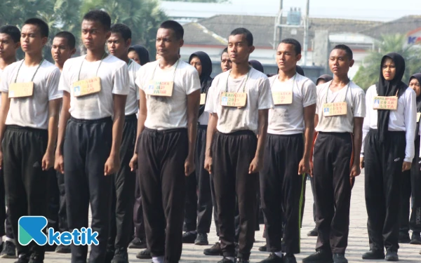 Foto Calon Paskibraka Kabupaten Jombang 2025 latihan di Alun-Alun Jombang, Sabtu 26 Juli 2025. (Foto: Rifadin/Ketik)