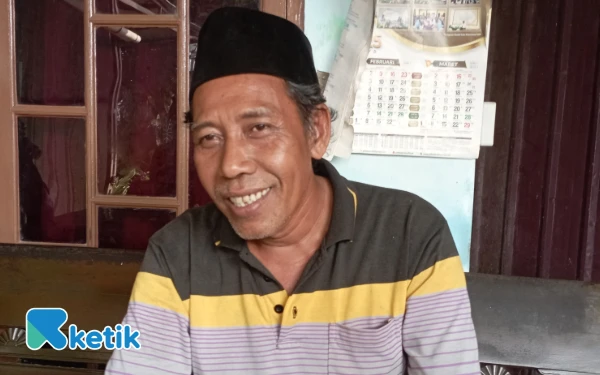 Foto Ketua LSM Gempar, Muhammad Daryono saat diminta tanggapan terkait marak sejumlah pekerjaan proyek yang diduga tidak spesifikasi, Sabtu, 26 Juli 2025 (Foto: Slamet/Ketik)