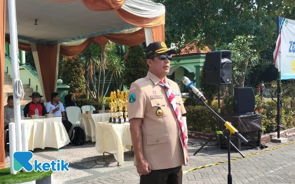 Foto Syahroni Kabid Sekolah Menengah Dinas Pendidikan Kota Surabaya selaku pembina upacara pembukaan SCC (foto : Sutejo / ketik)