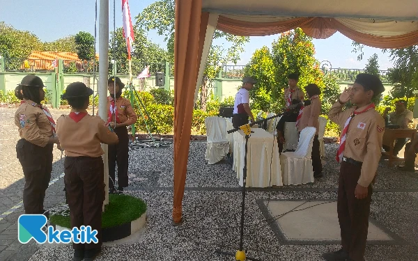 Foto Peserta dari Kwaran Krembangan saat melaksanakan pengibaran bendera dalam Scout Ceremony Competition.  (foto : Sutejo / ketik)