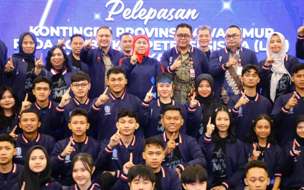 Foto Gubernur Khofifah didampingi Kepala Dinas Pendidikan melepas kontingen Provinsi Jatim pada LKS Dikmen Tingkat Nasional Tahun 2025 di Hotel Swiss Bell Juanda, Sidoarjo, Jumat 25 Juli 2025 (Foto: Biro Adpim Pemprov Jatim)