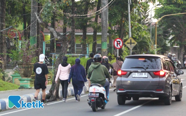 Foto Masyarakat jogging di sekitar Alun-Alun Jombang bersebelahan langsung dengan kendaraan melintas, Sabtu 26 Juli 2025. (Foto: Rifat/Ketik)