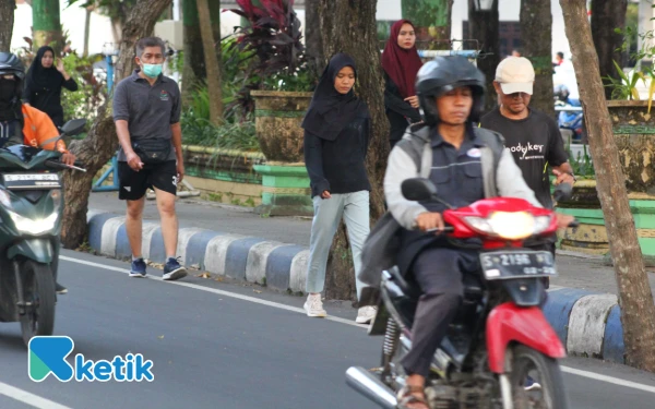 Foto Masyarakat jogging di sekitar Alun-Alun Jombang bersebelahan langsung dengan kendaraan melintas, Sabtu 26 Juli 2025. (Foto: Rifat/Ketik)
