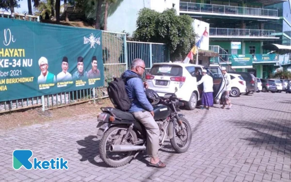 Foto Mbah Syifaul Djanan saat tiba di lokasi Muktamar ke-34 NU di Lampung dengan sepeda motor, perjalanan yang ditempuh selama 48 jam dari Pacitan. (Foto: Arifin Hamid for Ketik)