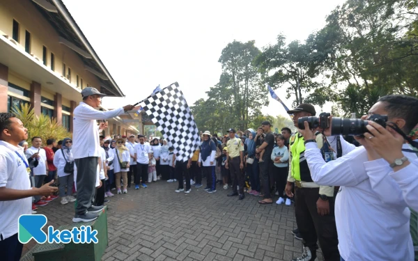Foto Rektor UTM  Prof. Dr. Safi', S.H., M.H. melepas 11 ribu peserta jalan sehat Dies Natalis UTam 24 (Foto.Ismail HS/Ketik)