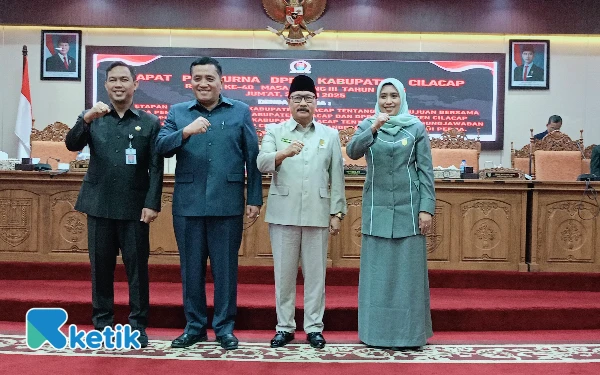 Foto Foto bersama Bupati Cilacap, Ketua DPRD Cilacap dan Wakil Ketua DPRD Cilacap. (Nani Eko/Ketik)