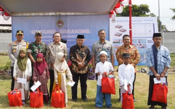 Foto Peletakan batu pertama pembangunan Masjid Al Asroriyah SMA Taruna Nusantara diwarnai pemberian Santunan kepada anak yatim piatu. (Foto: Prokopim Kabupaten Malang)
