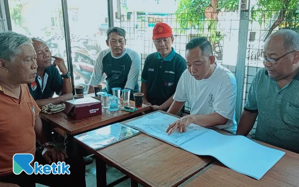 Foto Anggota DPRD Cilacap dari Fraksi Golkar Anton Iskandar bersama warga Rw 15 memberikan pengarahan terkait rencana pembangunan Posyandu. (Foto: Nani Eko/Ketik)