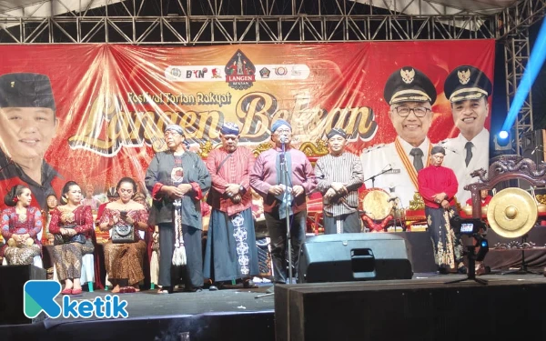 Foto Guntur Wahono (kanan) didampingi oleh Bupati Blitar Rijanto saat memberikan sambutan, Sabtu malam 26 Juli 2025. (Foto: Favan/Ketik)