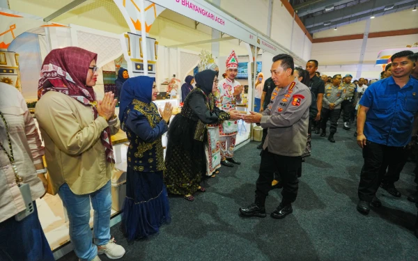 Foto Kapolri dan Ketua Umum Bhayangkari ke stan Bhayangkari Aceh (Foto/Humas Polda Aceh/For Ketik)