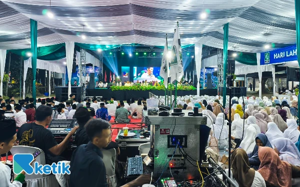Foto Ribuan warga Cilacap Bersholawat dalam rangka Hari Lahir PKB ke-27. (Foto: DPC PKB Cilacap for Ketik)
